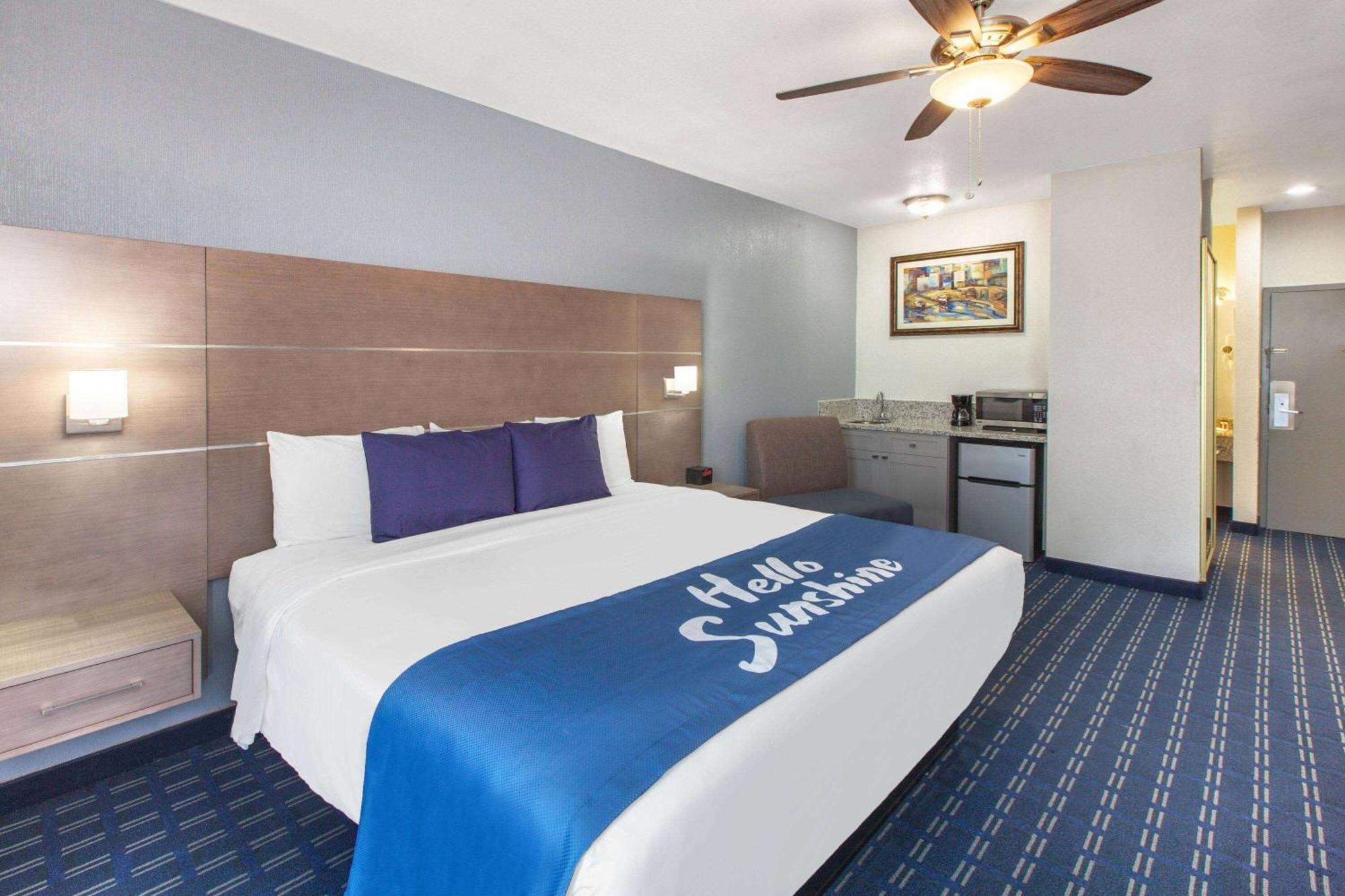 Days Inn & Suites By Wyndham Webster Nasa-Clearlake-Houston Buitenkant foto